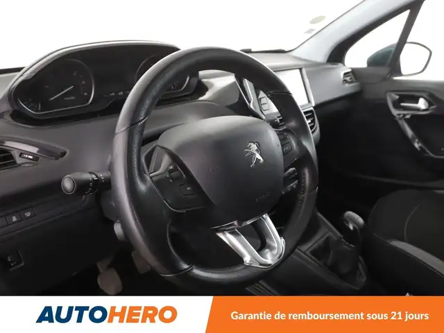 Peugeot 208 view 11