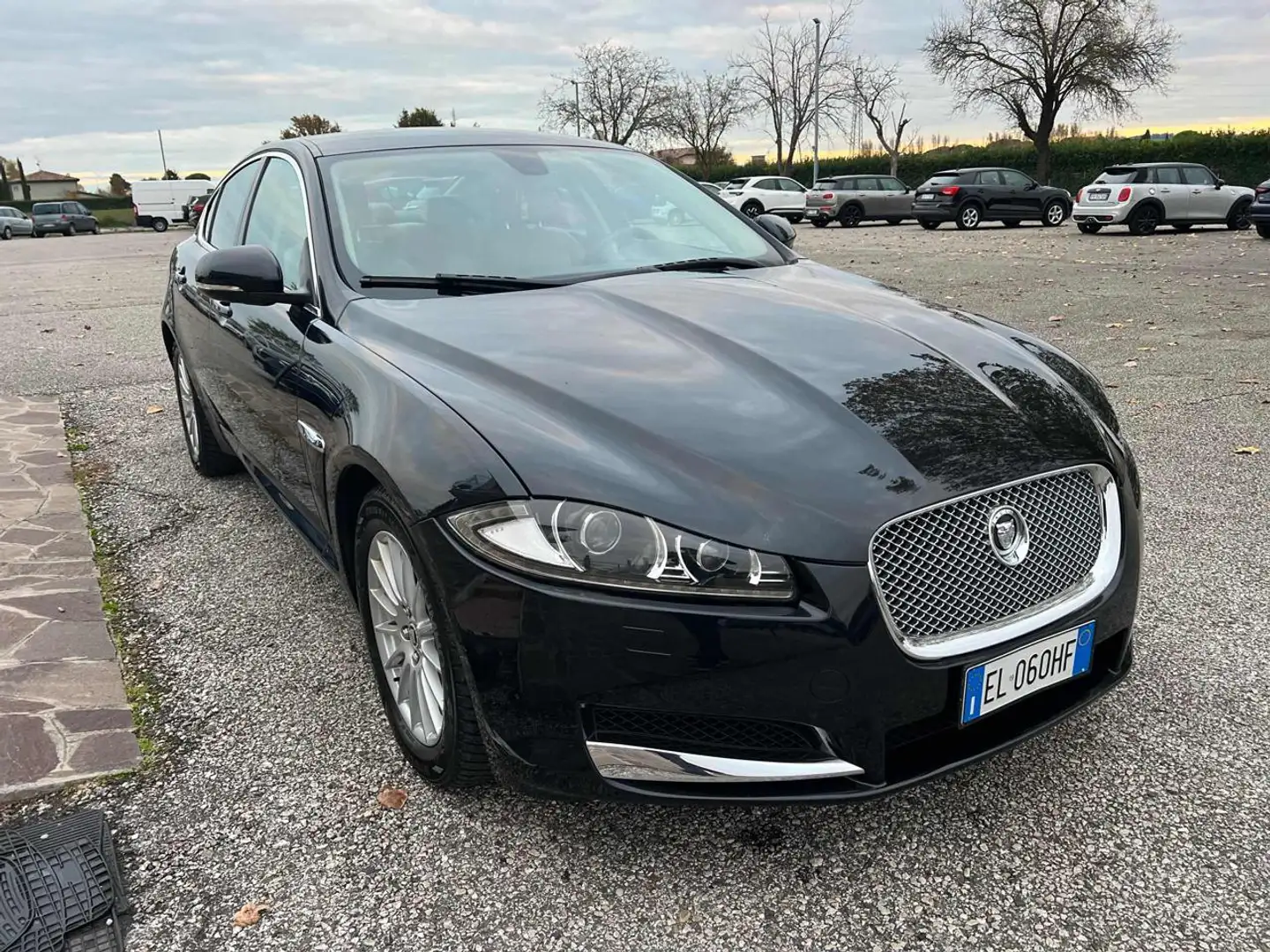 Jaguar XF 2.2 D 190 CV Schwarz - 2