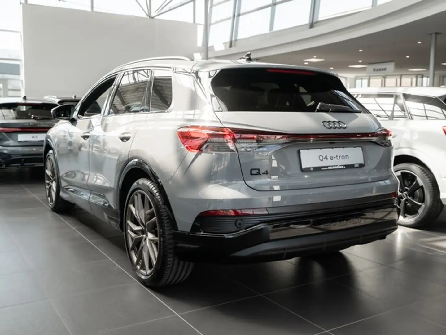 Audi e-tron UPE 69.915,00 EUR S line Edition, AHK, SONOS Szürke - 2