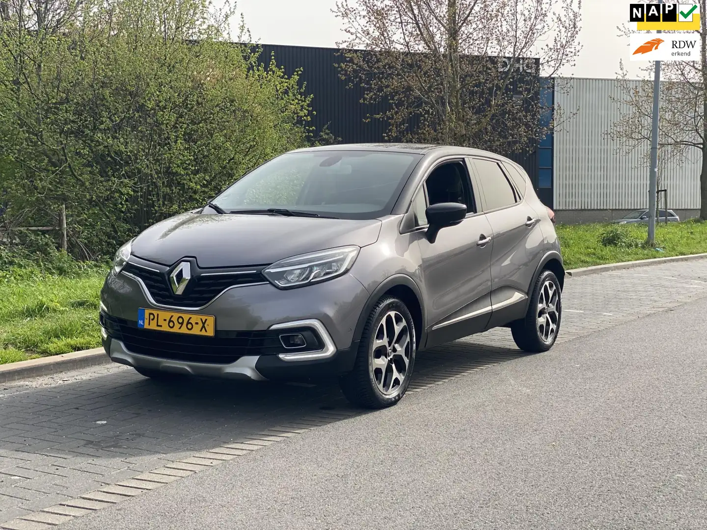 Renault Captur 1.2 TCe Intens Grijs - 1