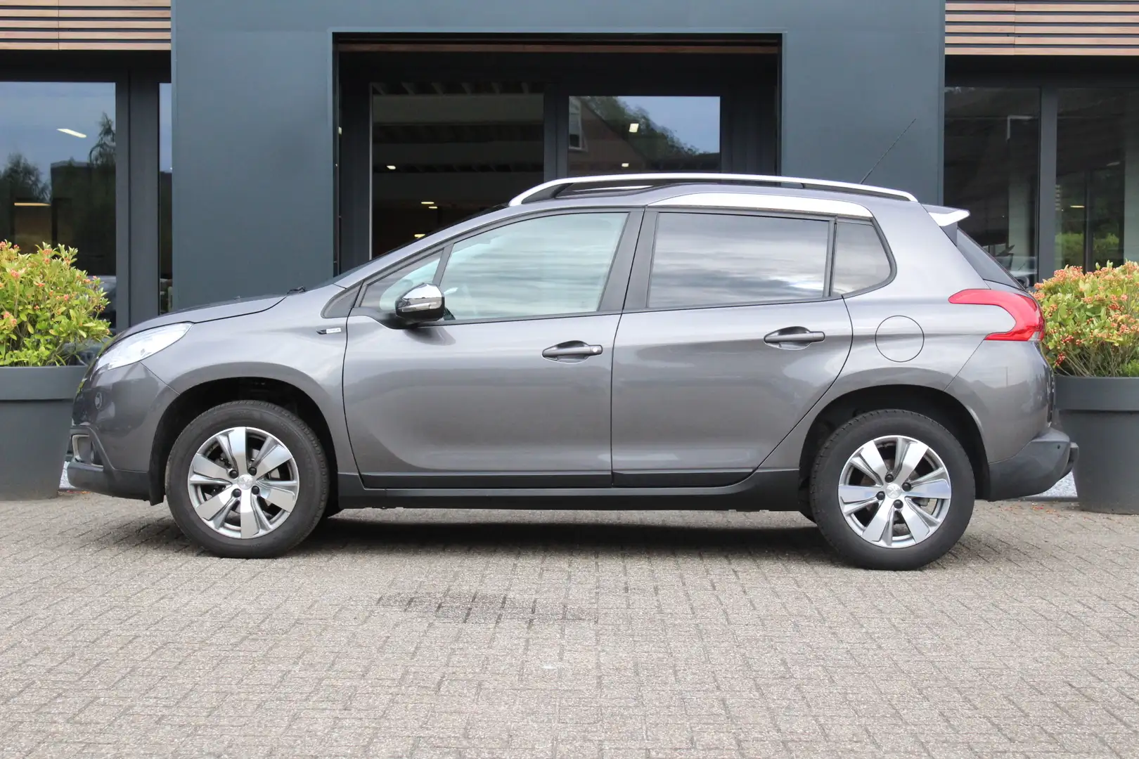 Peugeot 2008 Style 1.2 Puretech Grau - 2