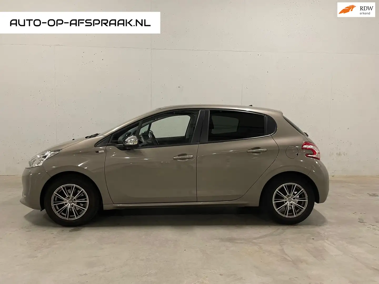 Peugeot 208 1.2 PureTech Style Pack 5drs. Navi Clima Cruise PD Grijs - 1