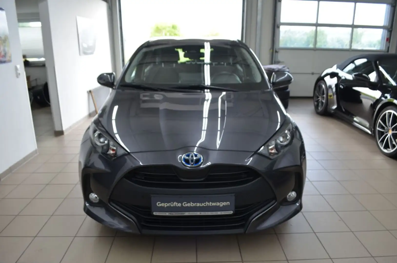Toyota Yaris 1,5 Hybrid Comfort*PDC v+h*ALARM* Šedá - 2