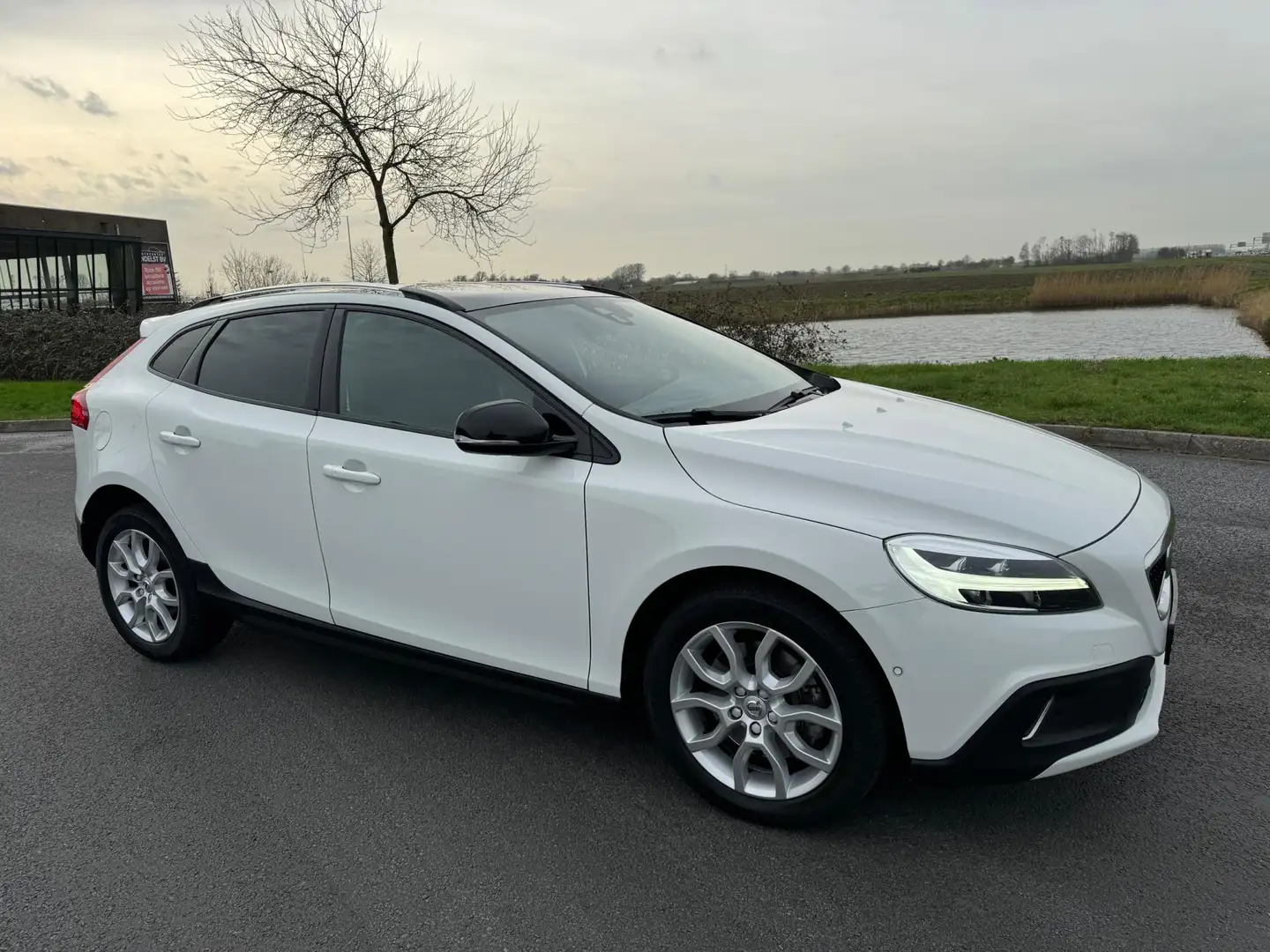 Volvo V40 Cross Country 1.5 T3 Polar+ Luxury, AUTOMAAT, 1E EIG, NAP, GEEN Wit - 2