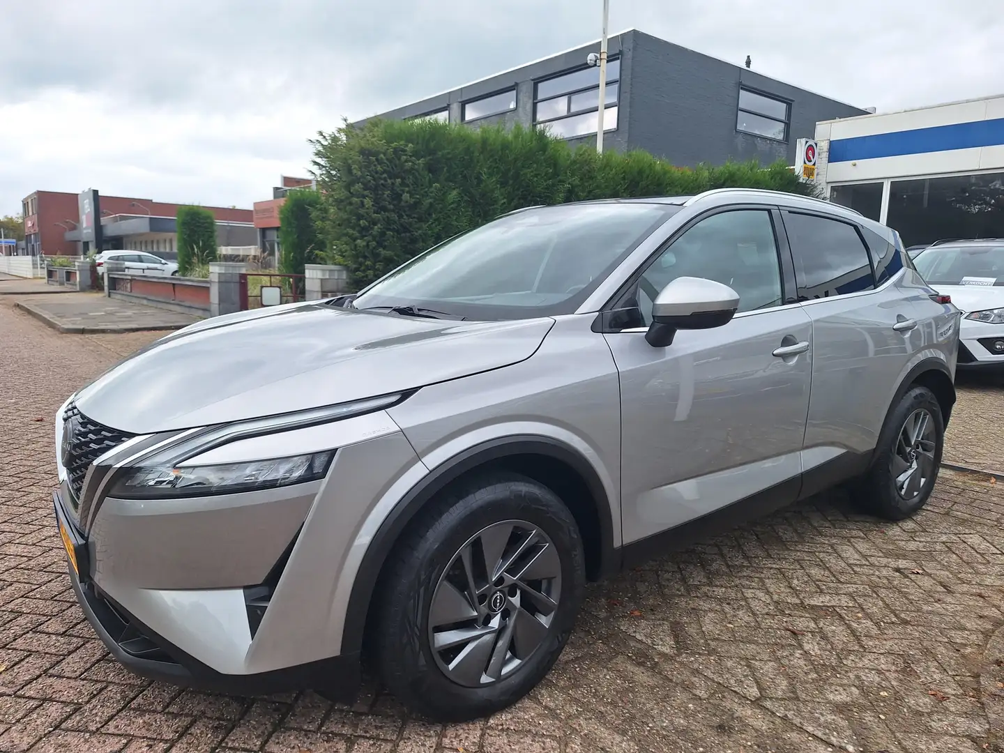 Nissan Qashqai 1.3 MHEV Acenta 12x OP VOORRAAD Grijs - 2