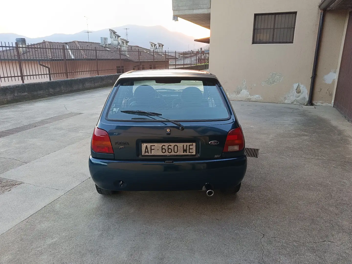 Ford Fiesta 3p 1.6i 16v Ghia Pro - 2