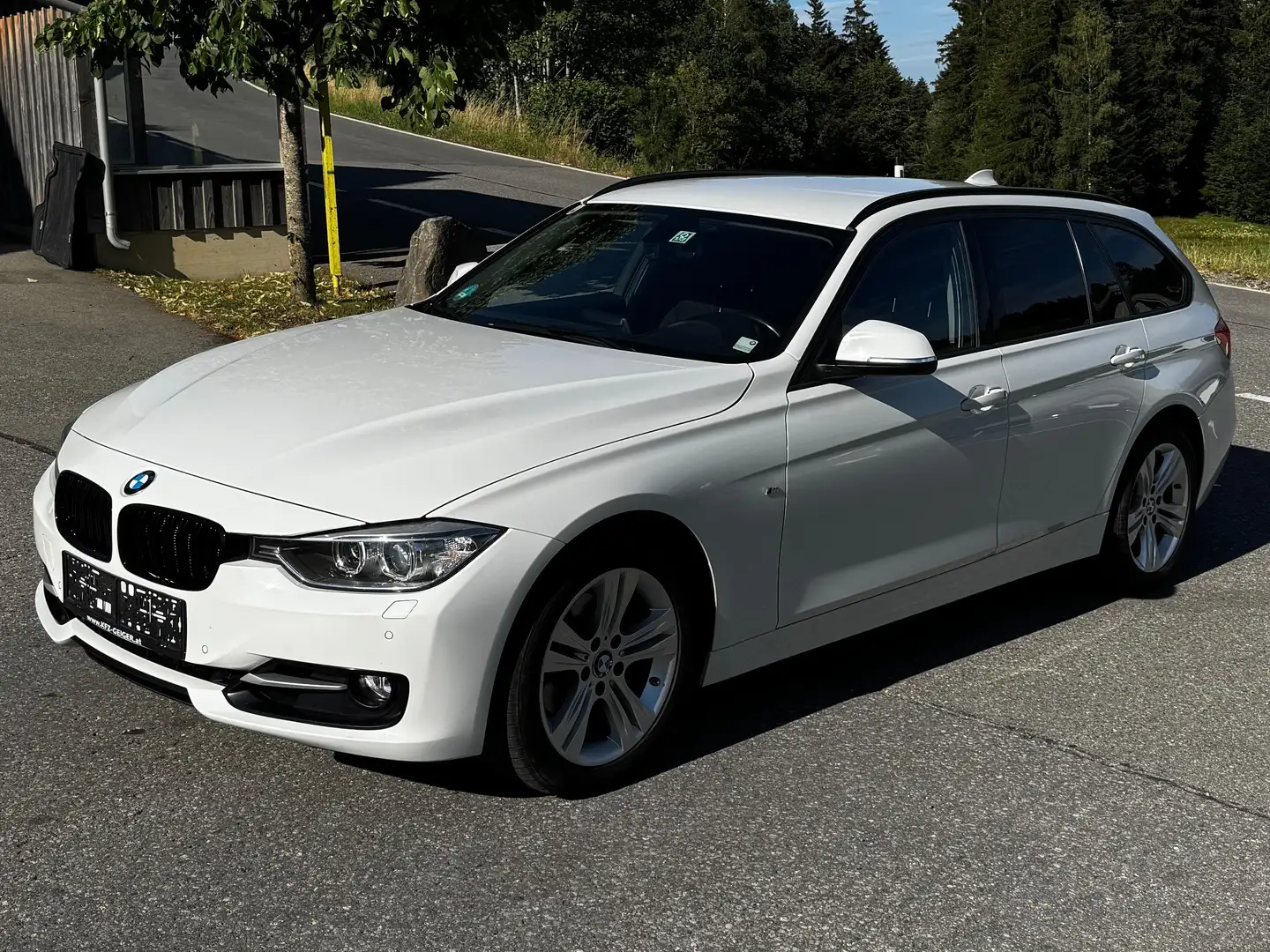 BMW 320 320i xDrive Touring Aut. Weiß - 1