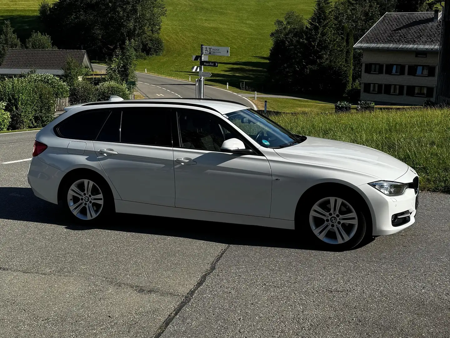 BMW 320 320i xDrive Touring Aut. Weiß - 2