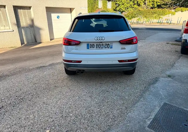 Audi Q3 view 3