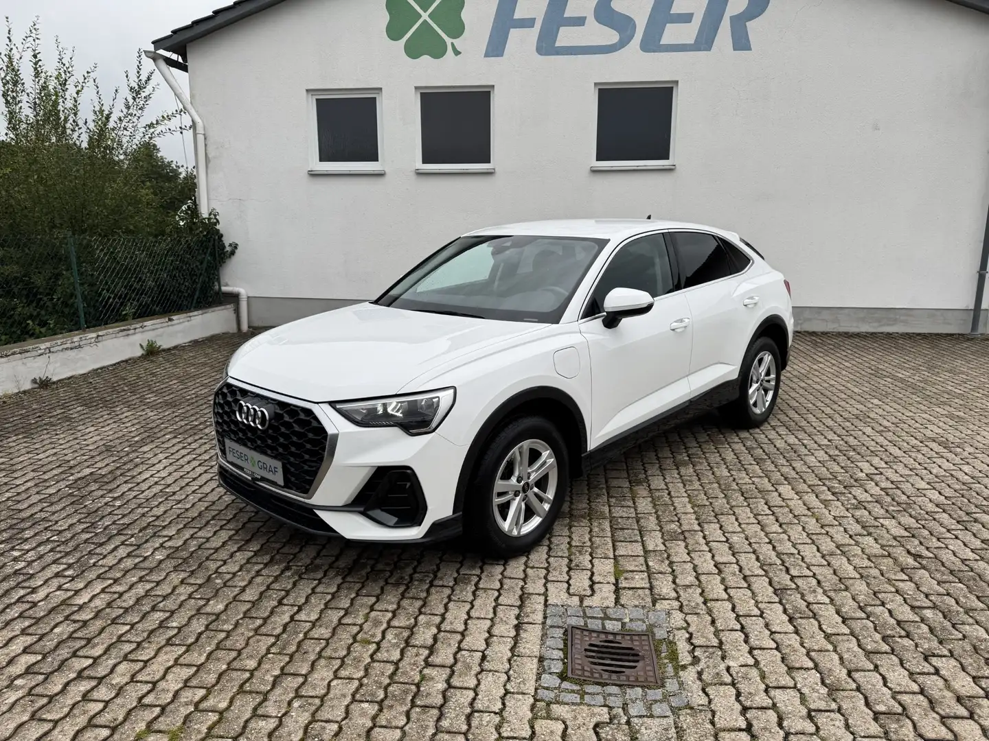 Audi Q3 Spb. 45 TFSIe S Tr. NAVI SHZ PDC Weiß - 2