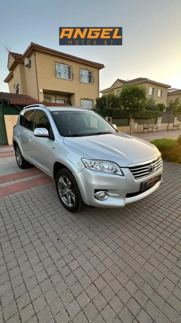 Toyota RAV 4 2.2D-CAT Executive Cross Sport Aut. Plateado - 2