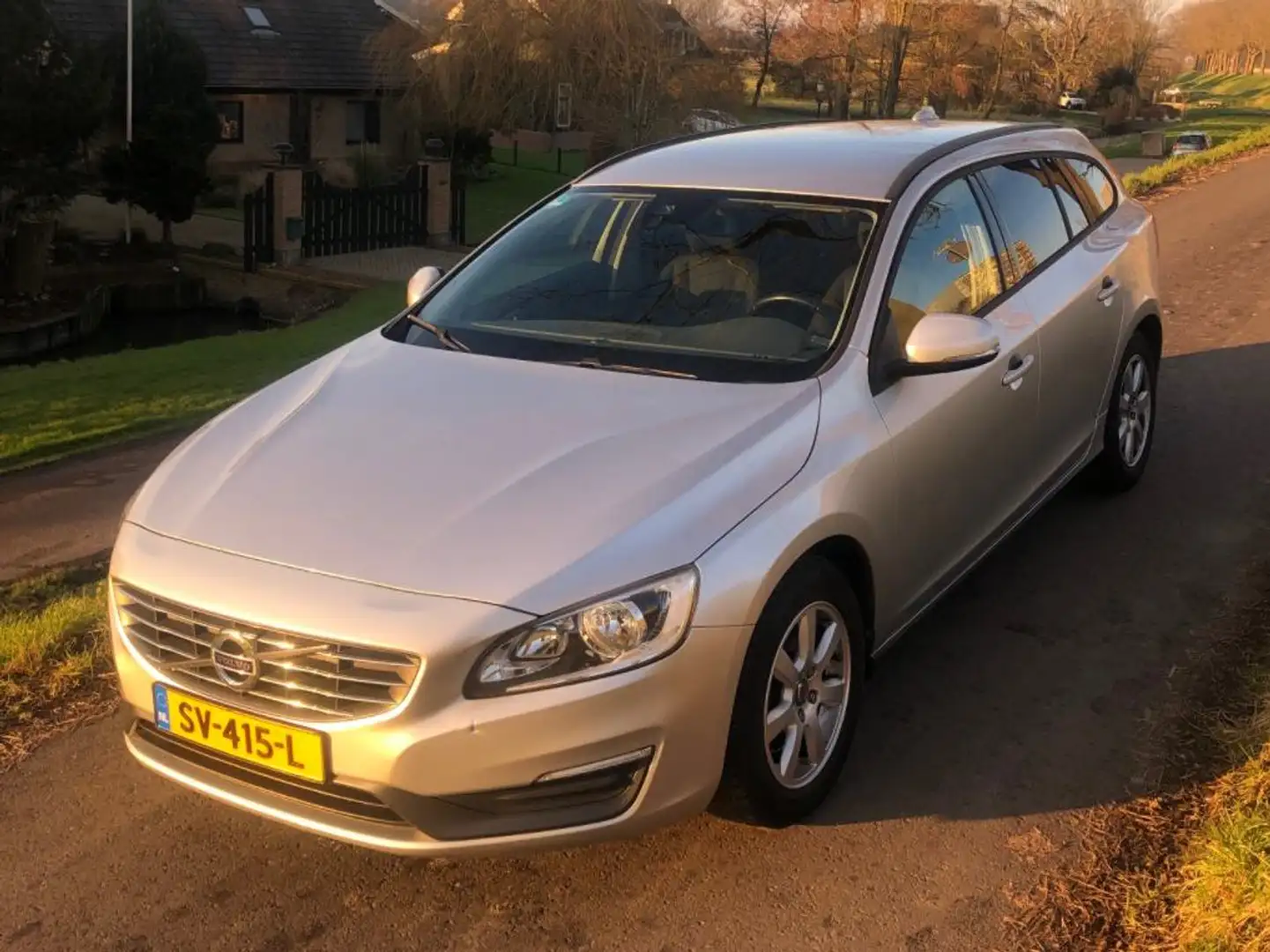 Volvo V60 V60 1.6 D2 Kinetic Zilver - 1