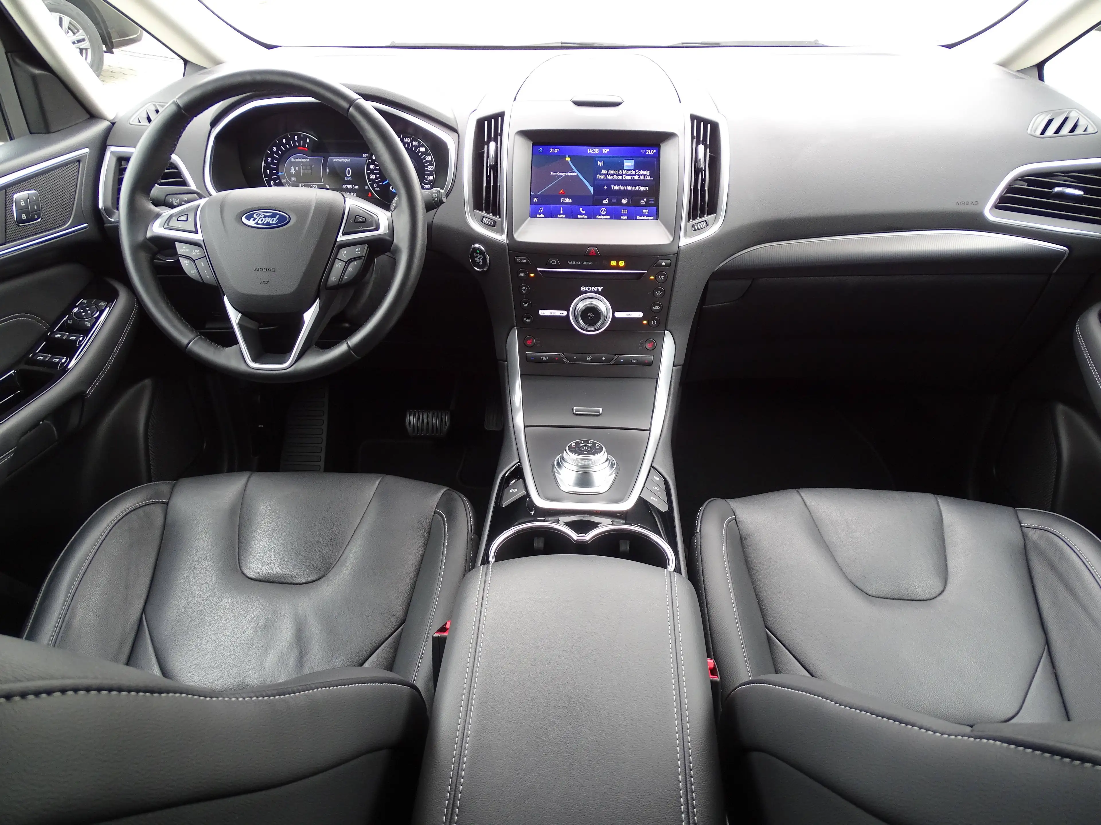 Ford S-Max Titanium — photo 13