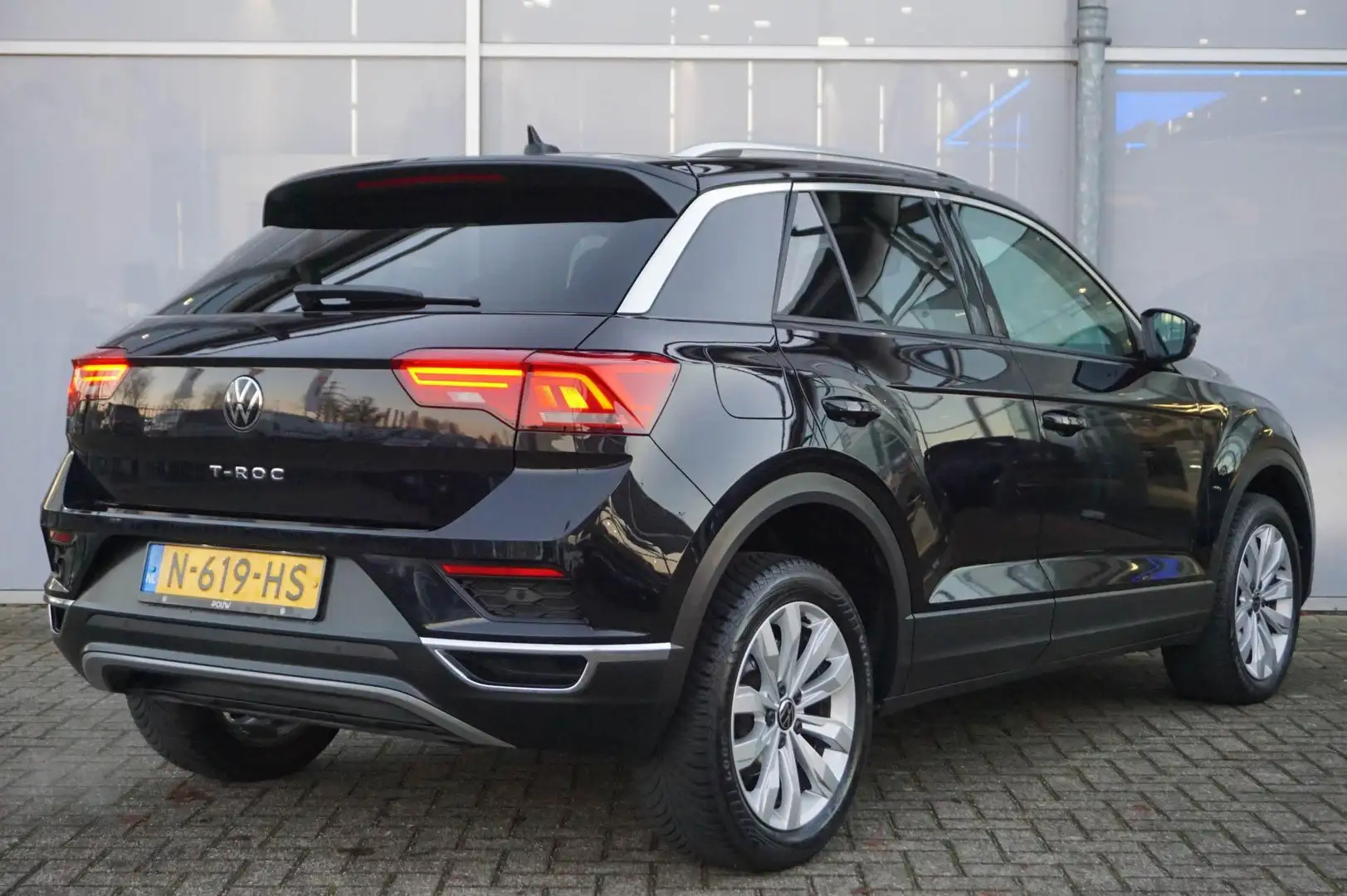 Volkswagen T-Roc 1.0 TSI 110pk Style | Achteruitrijcamera | Navigat Schwarz - 2
