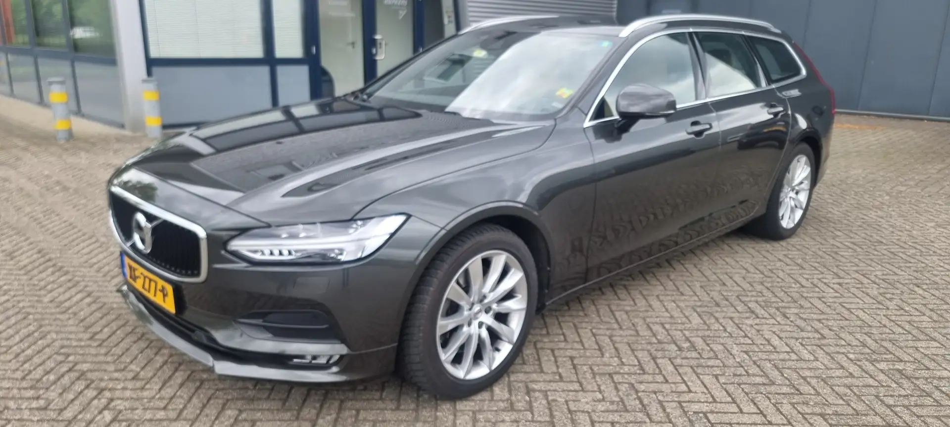 Volvo V90 2.0 T4 Momentum Grijs - 2