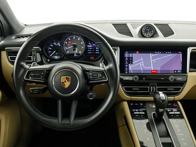 Porsche Macan view 11