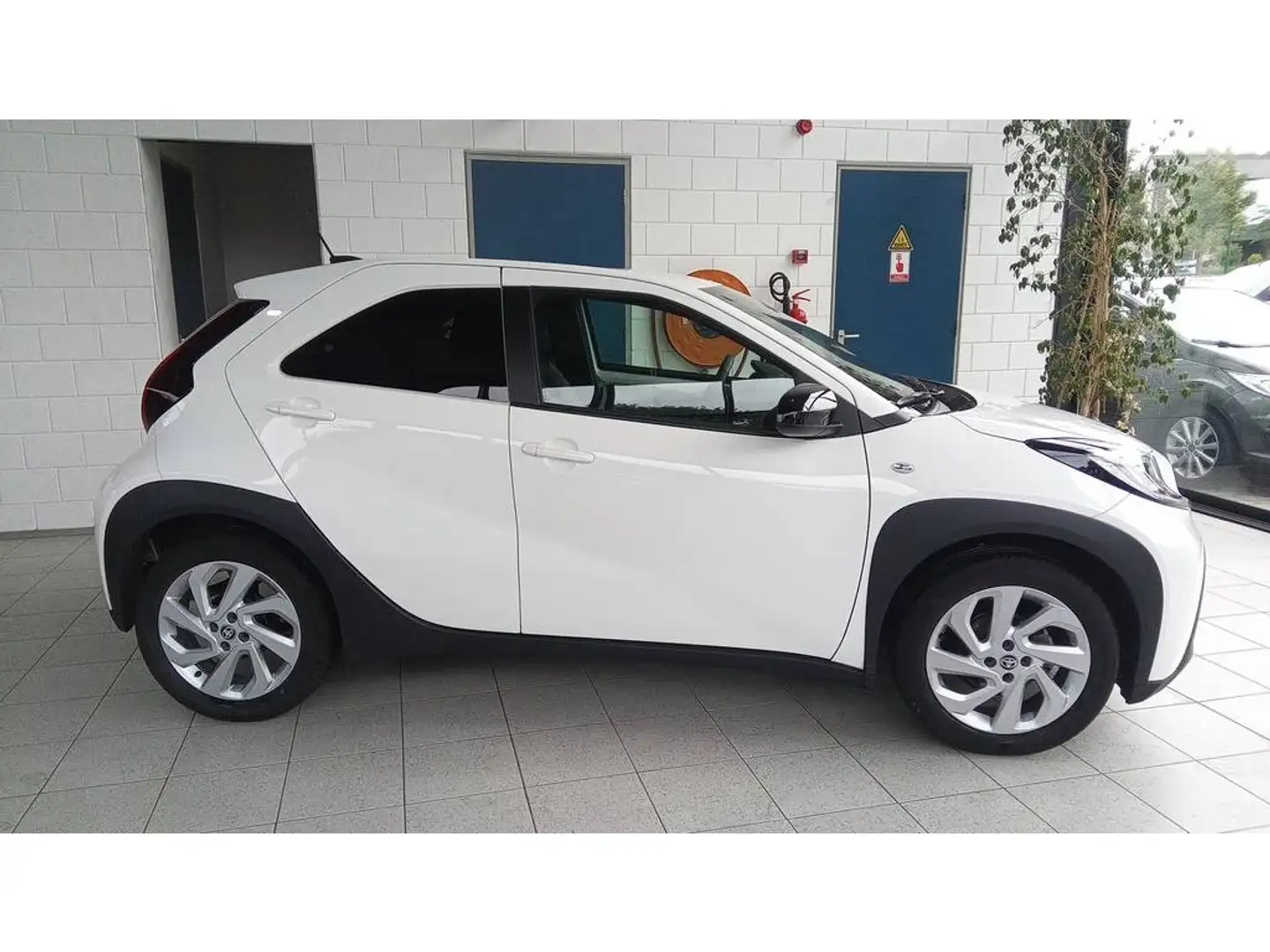 Toyota Aygo X 1.0 VVT-i Automaat First | Stoelverw | LED | Apple Bianco - 2