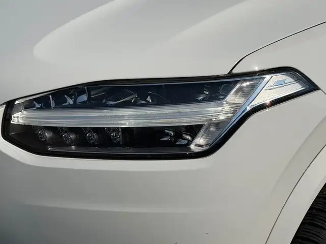 Volvo XC90 view 3
