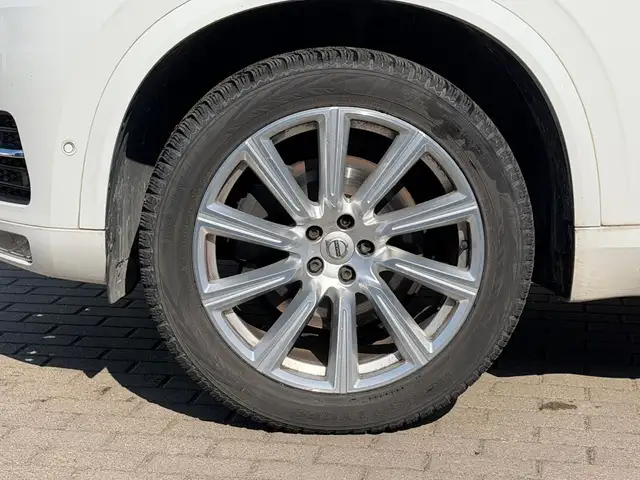 Volvo XC90 view 4