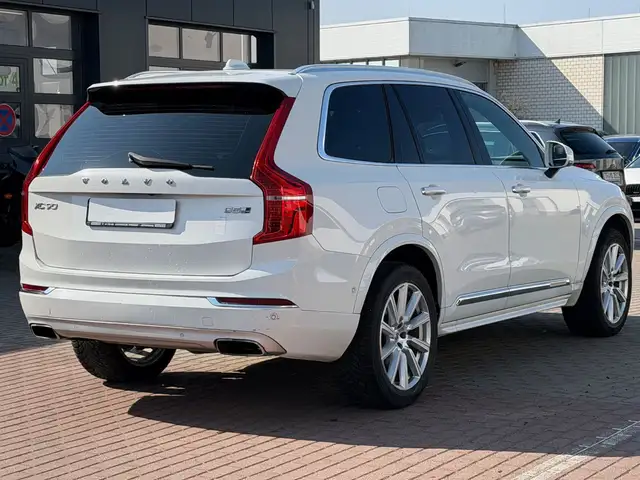 Volvo XC90 view 8