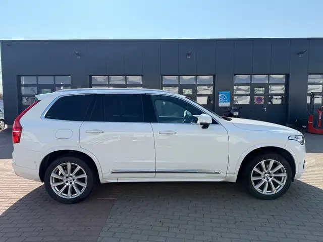 Volvo XC90 view 9