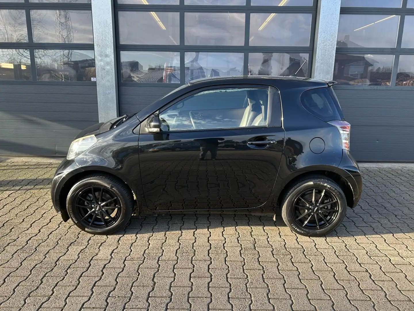 Toyota iQ 1.0 VVT-i 68pk Aspiration Schwarz - 2