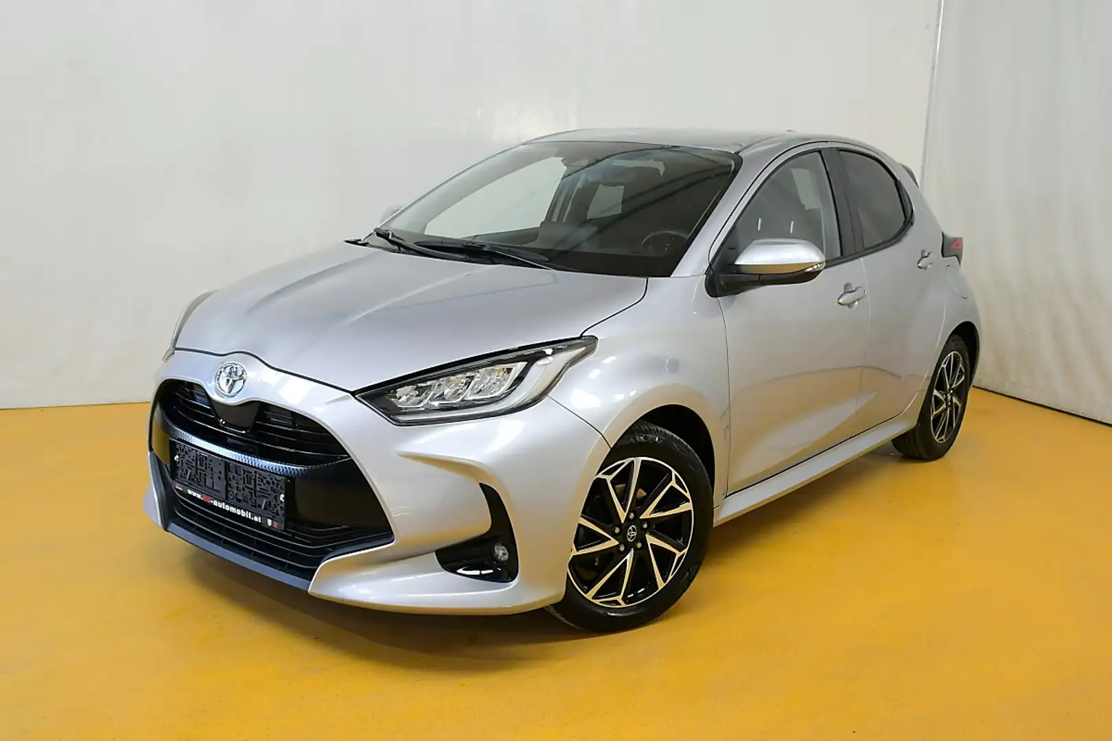 Toyota Yaris 1,5 VVT-ie Design Silber - 1