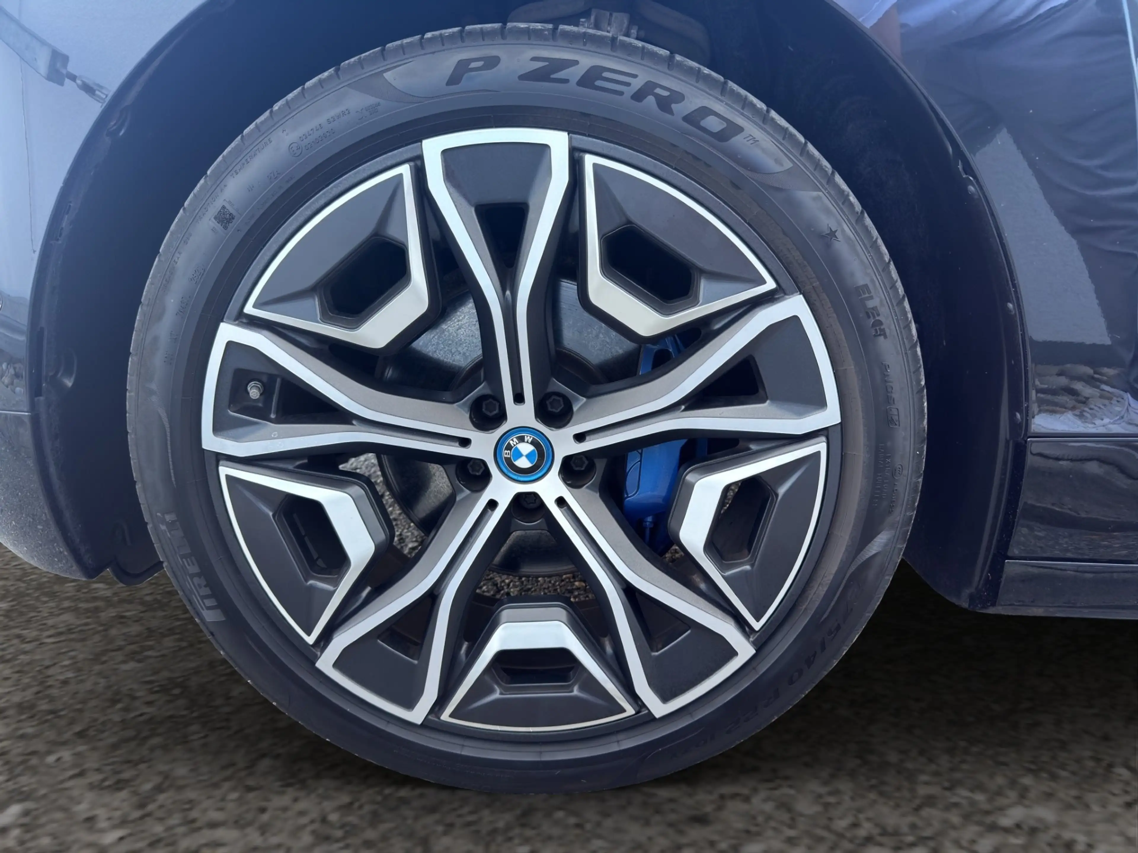BMW iX xDrive40 — photo 7
