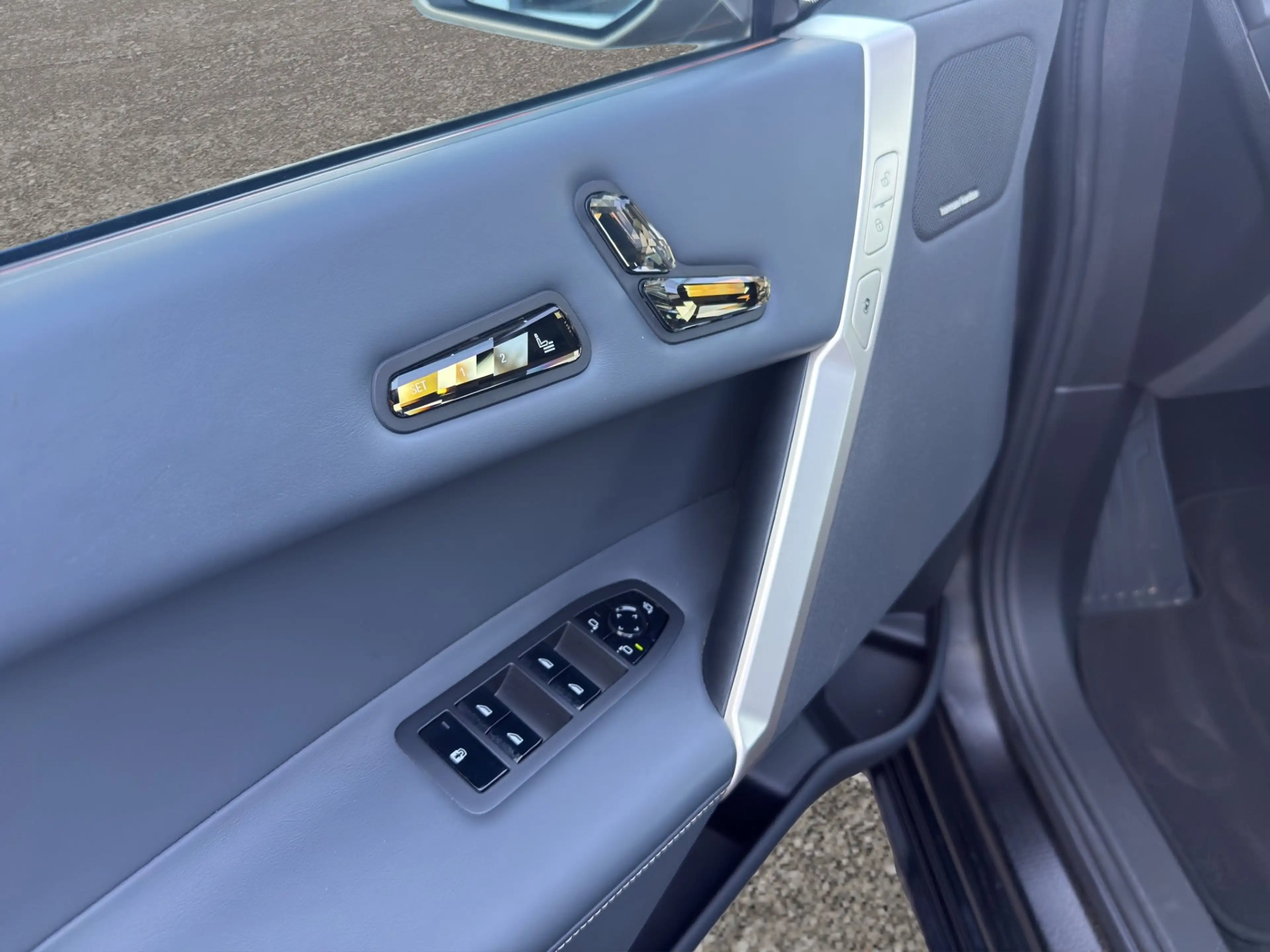 BMW iX xDrive40 — photo 9