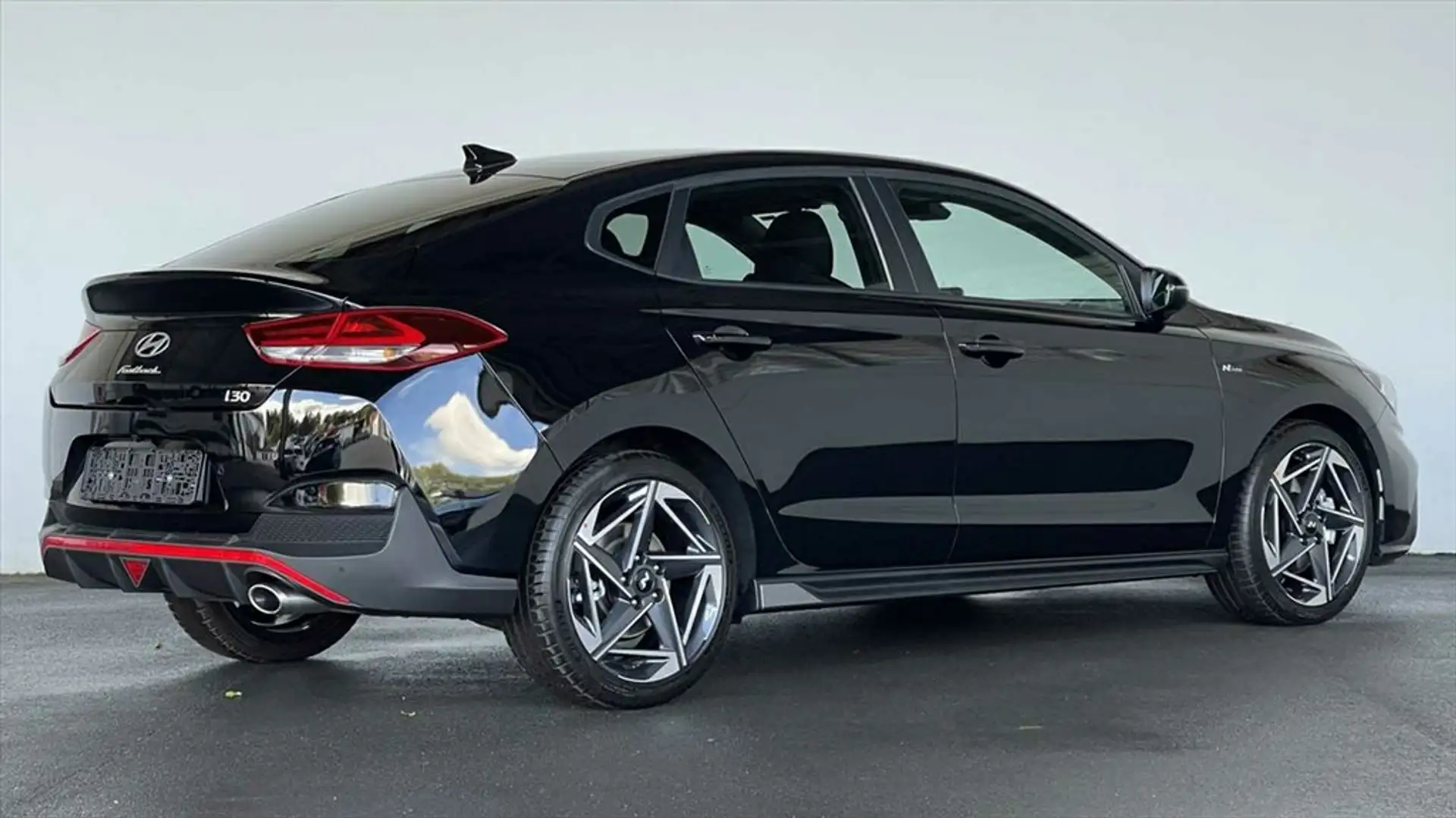 Hyundai i30 Fastback 1,5 T-GDi DCT MHEV N-LINE Keyless Navi Zwart - 2