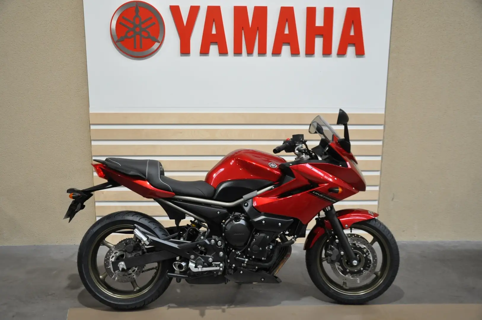 Yamaha XJ 6 Rojo - 1