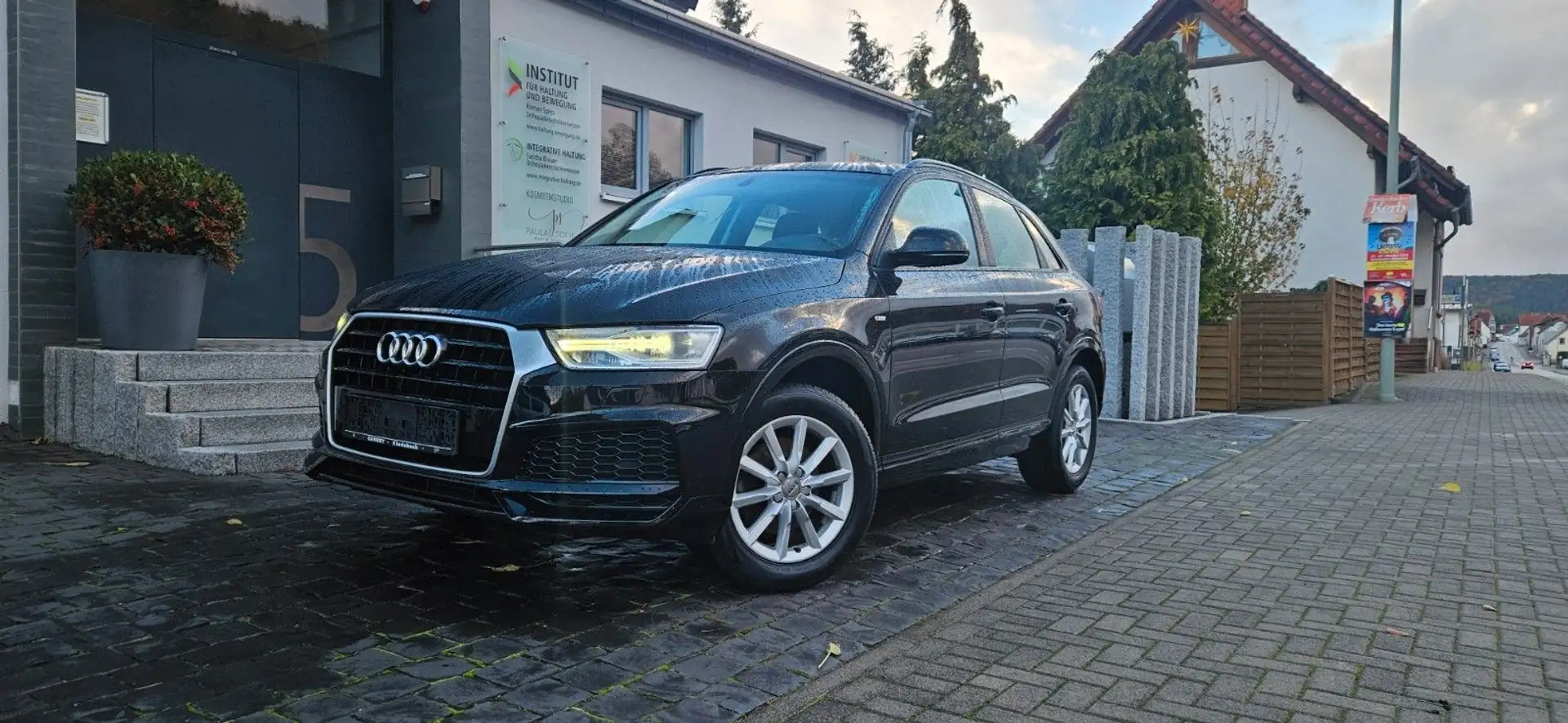 Audi Q3 1.4 TFSI - 1. Hand - S-LINE Schwarz - 2