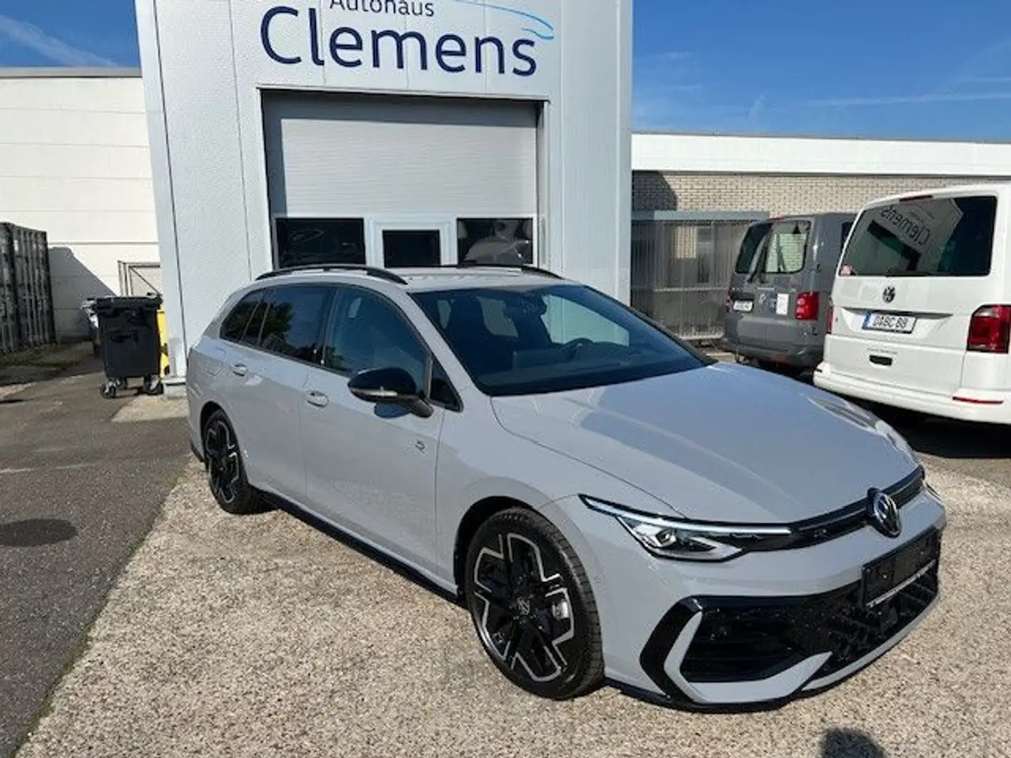 Volkswagen Golf VIII Variant 2.0 TDI R-Line BLACK STYLE Grau - 2