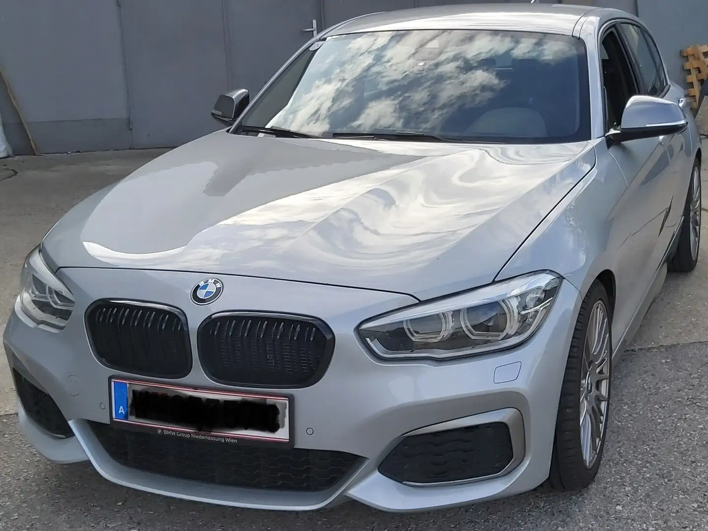 BMW 135 M135i xDrive Aut. srebrna - 1