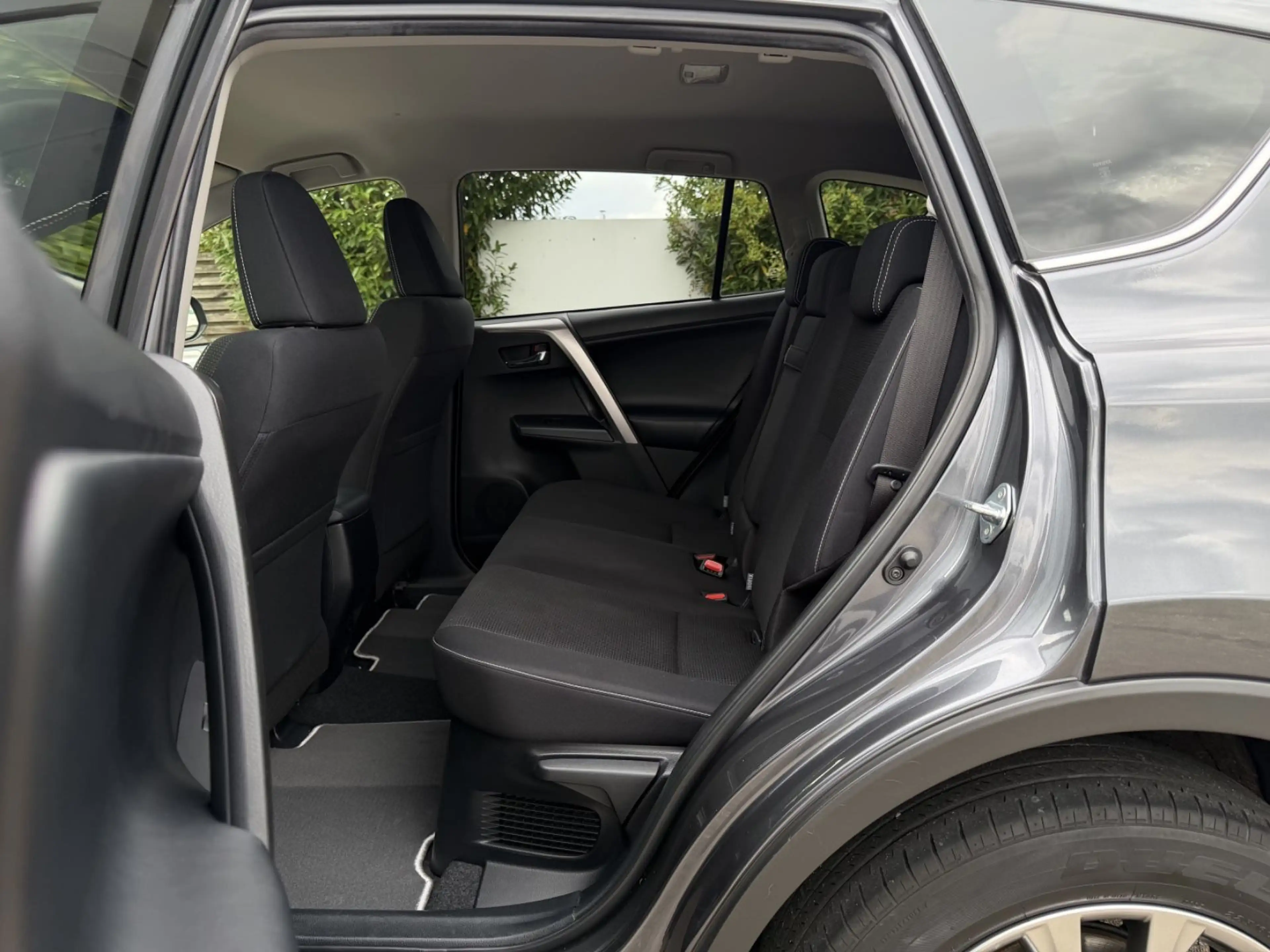Toyota RAV 4 4 Hybrid 4x4 EditionS+ AHK LED CAM Erstbesitz — photo 13