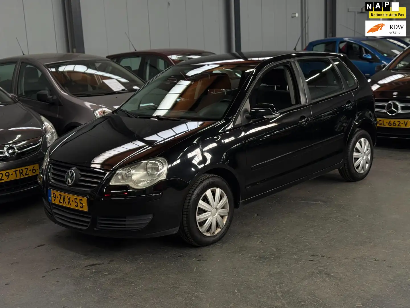 Volkswagen Polo 1.2 Trendline Nieuwe APK NAP Airco Zwart - 1