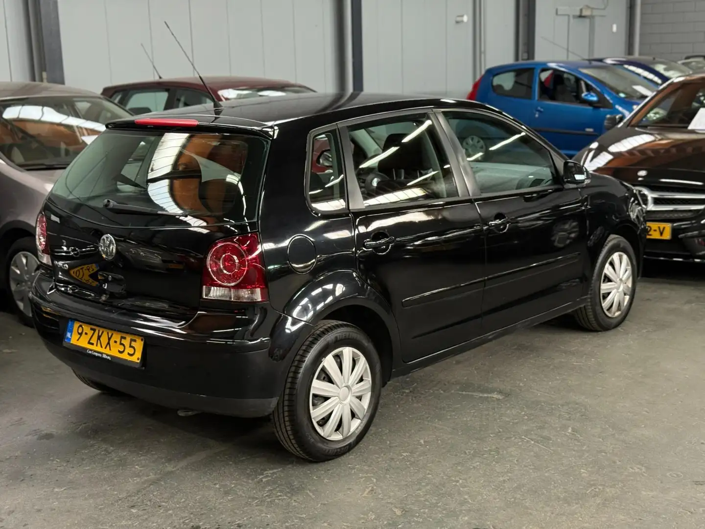 Volkswagen Polo 1.2 Trendline Nieuwe APK NAP Airco Zwart - 2