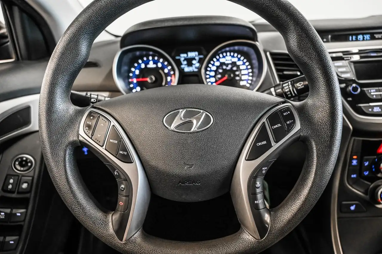 Hyundai ELANTRA снимка Hyundai ELANTRA