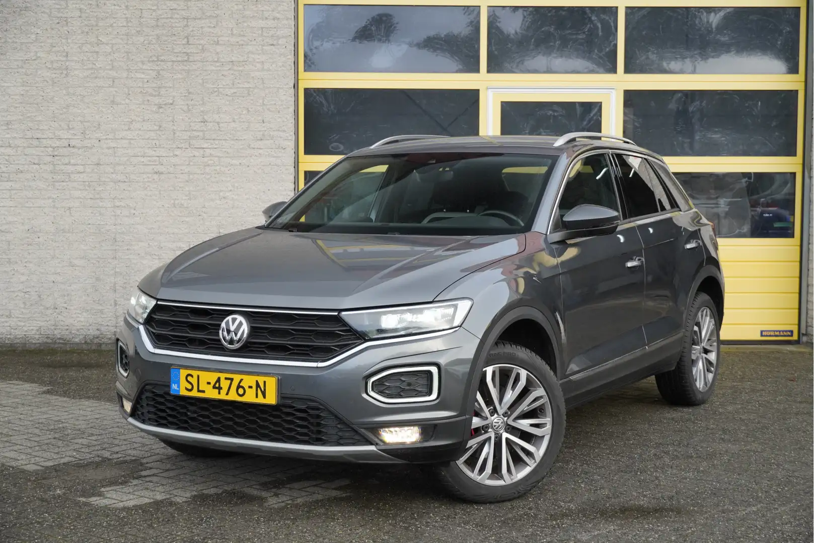 Volkswagen T-Roc 1.5 TSI 150PK Sport BJ2018 Lmv 18″ | Vol-Led | Pdc Gris - 1