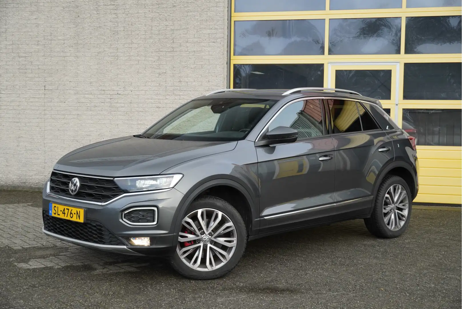Volkswagen T-Roc 1.5 TSI 150PK Sport BJ2018 Lmv 18″ | Vol-Led | Pdc Gris - 2