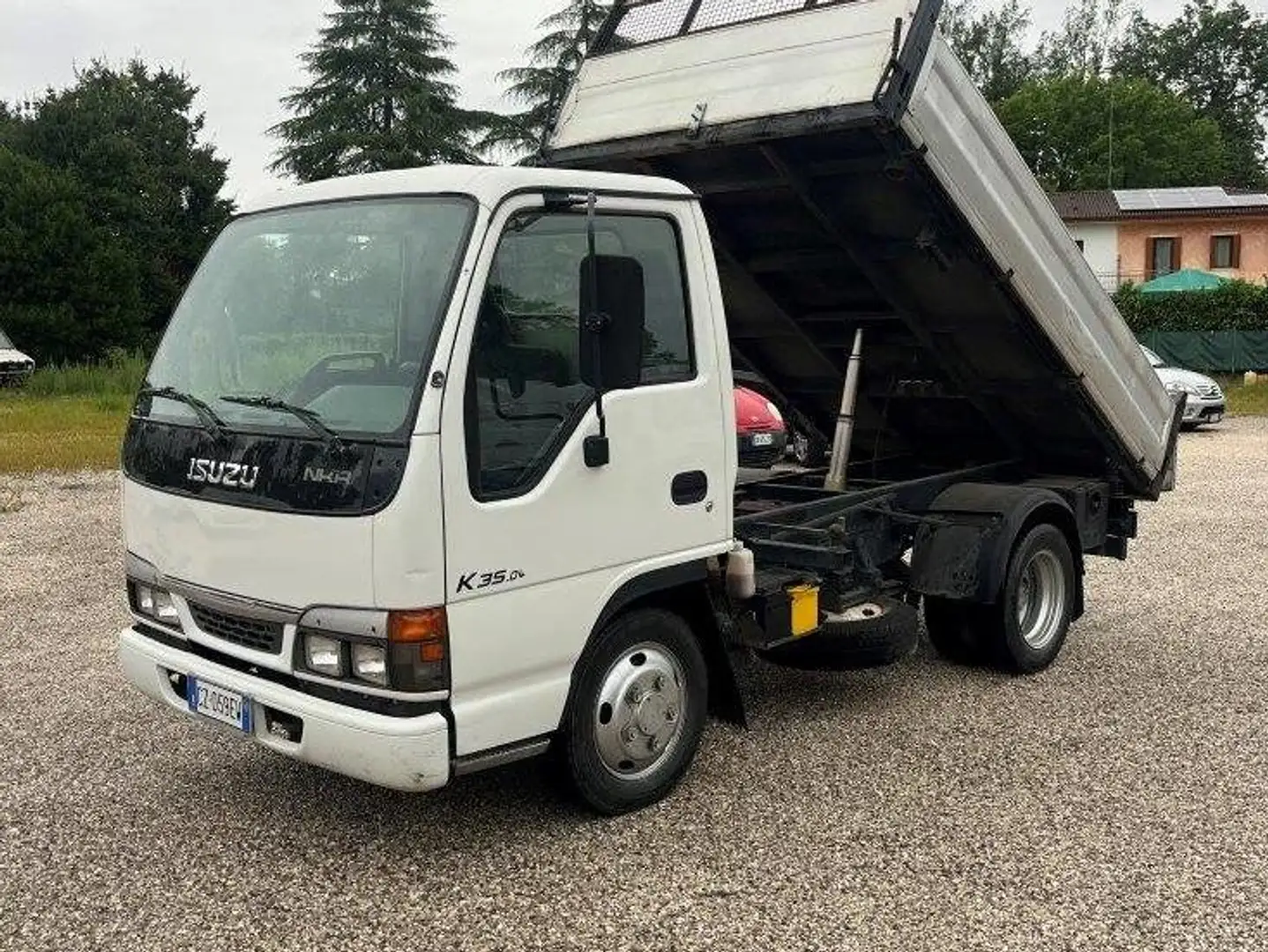 Isuzu NKR35 Cassone Ribaltabile Trilaterale Weiß - 1