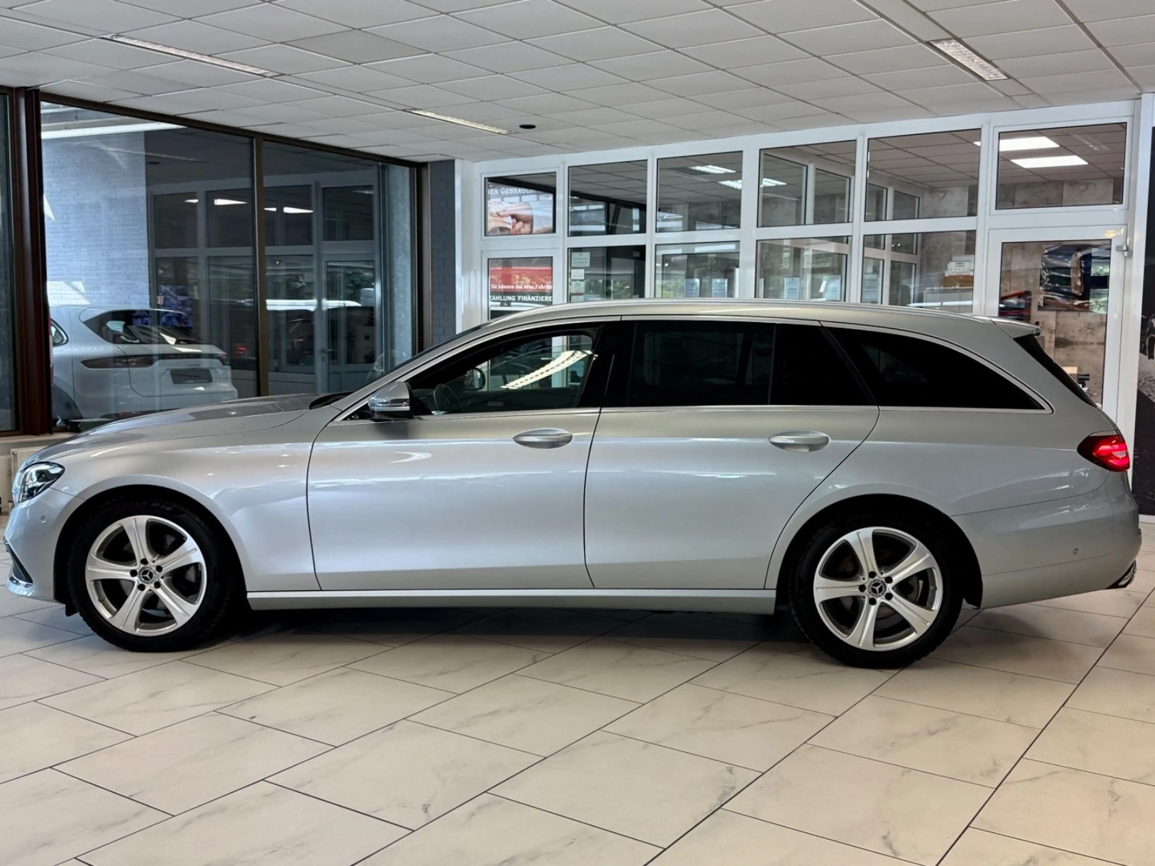 Mercedes-Benz E 220 d 4M WIDE LED VIRTUAL AMBIENTE CAM ACC SHZ — photo 5