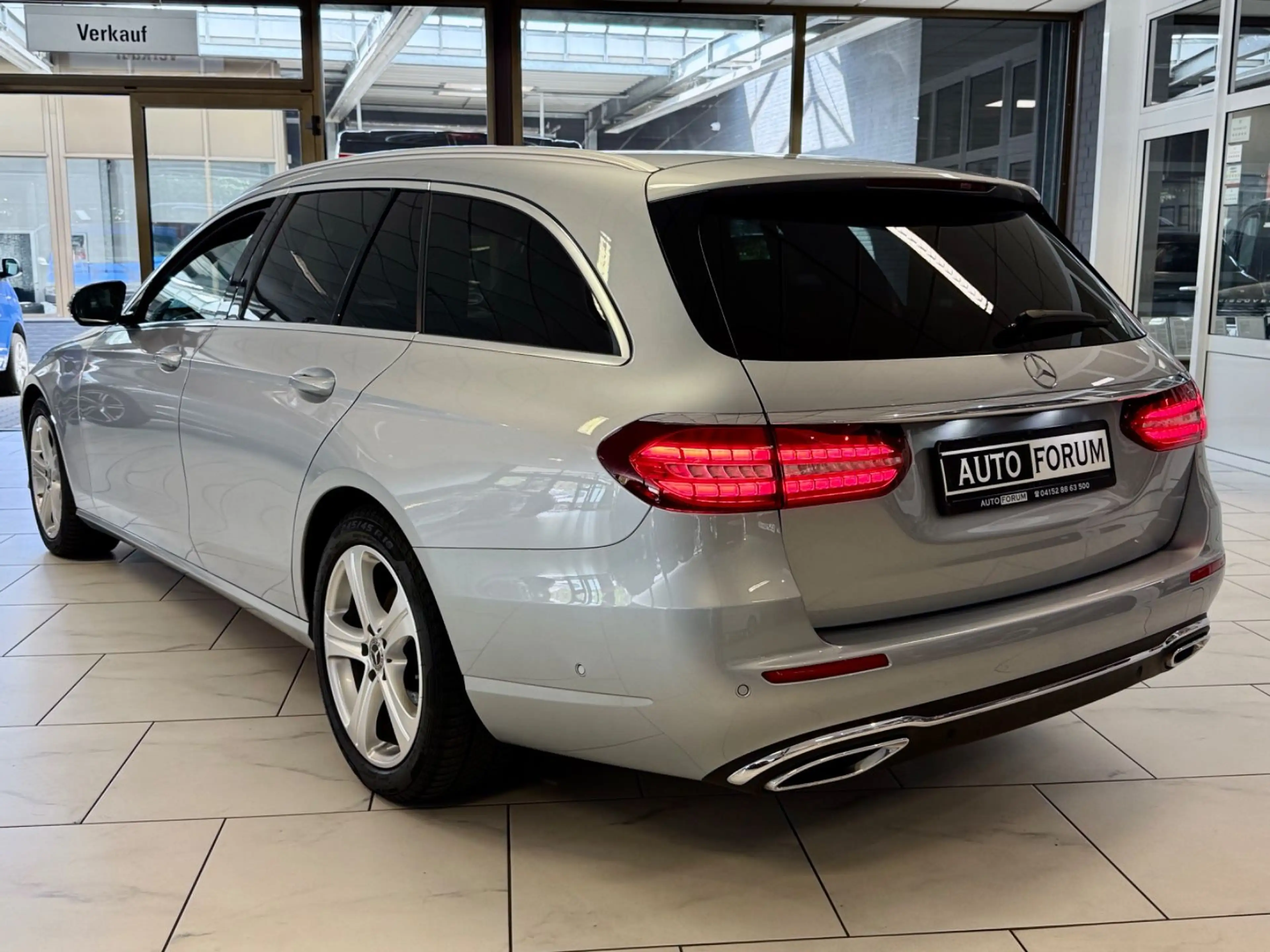 Mercedes-Benz E 220 d 4M WIDE LED VIRTUAL AMBIENTE CAM ACC SHZ — photo 6