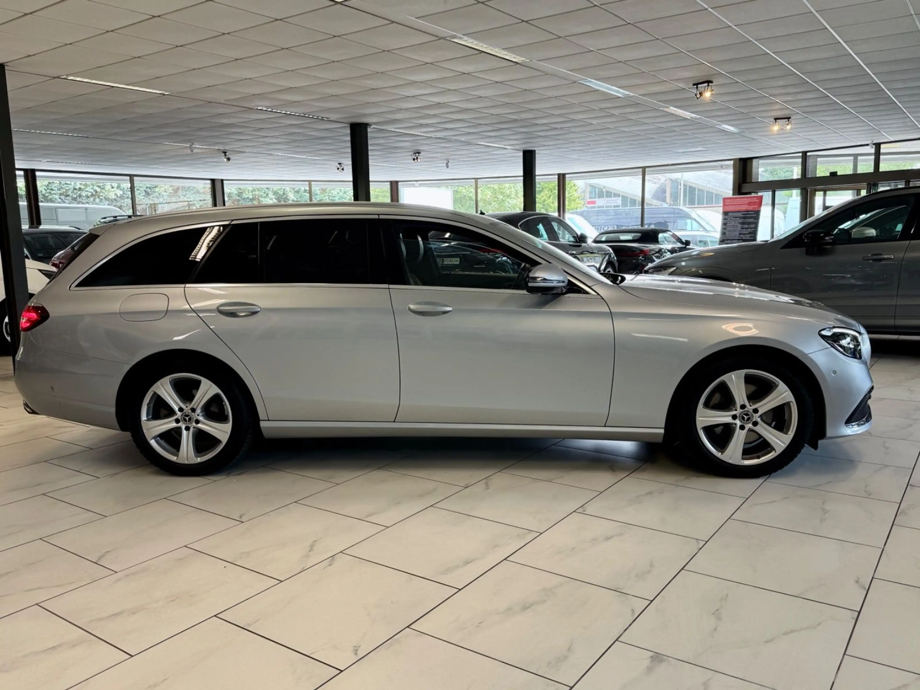 Mercedes-Benz E 220 d 4M WIDE LED VIRTUAL AMBIENTE CAM ACC SHZ — photo 13