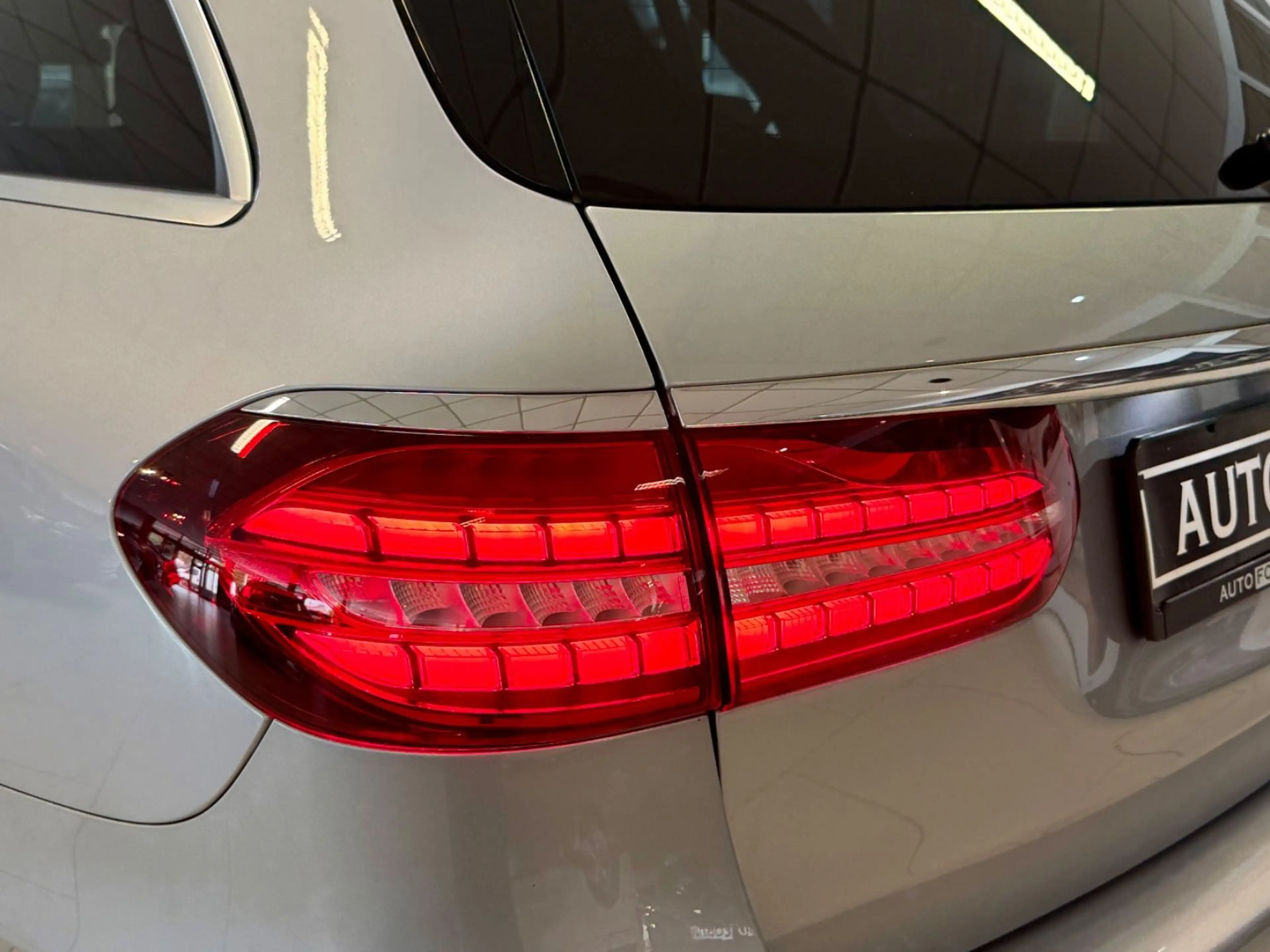 Mercedes-Benz E 220 d 4M WIDE LED VIRTUAL AMBIENTE CAM ACC SHZ — photo 7