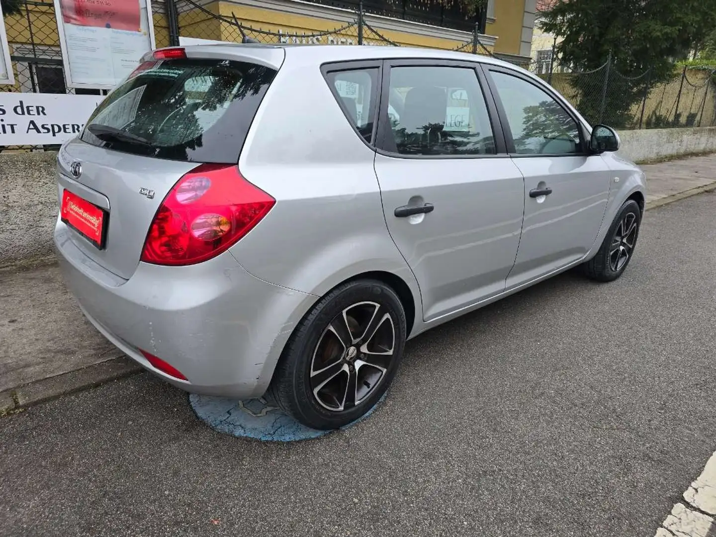 Kia Ceed / cee'd cee'd 1,4 CVVT Cool Silber - 2