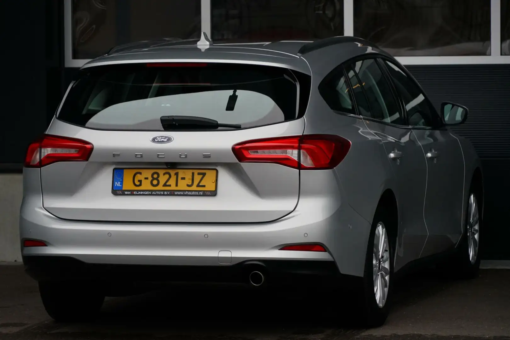 Ford Focus Wagon 1.0 EcoBoost Titanium Business, aut. camera Grijs - 2