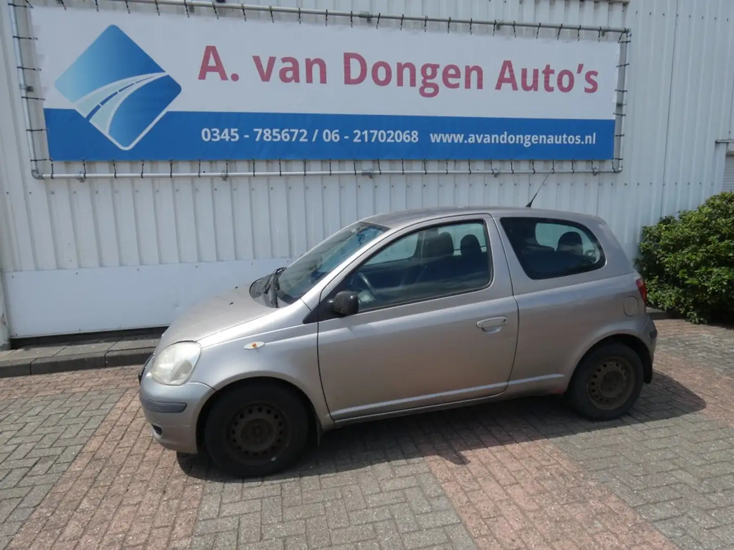 Toyota Yaris 1.3 VVT-I IDOLS,Stuurbekr,Trhaak.Elektr.Pakket Grijs - 1