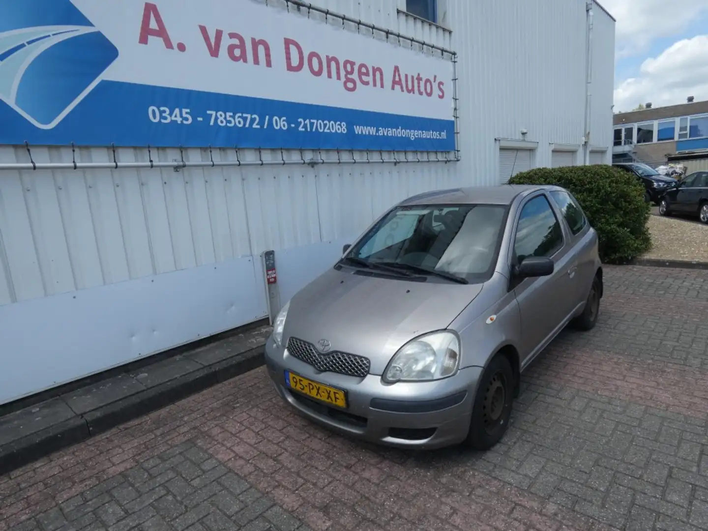 Toyota Yaris 1.3 VVT-I IDOLS,Stuurbekr,Trhaak.Elektr.Pakket Grijs - 2