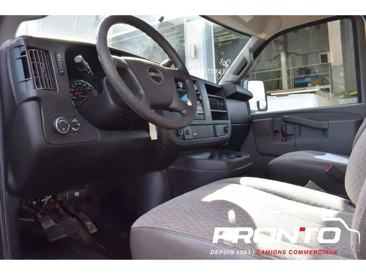 GMC Savana снимка GMC Savana